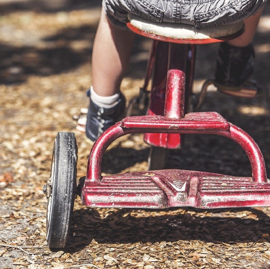 un bambino sul triciclo