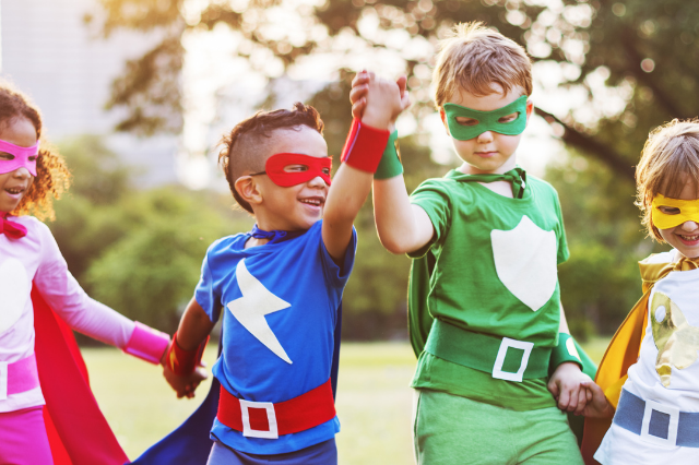 bambini utilizzano i poteri terapeutici del gioco con athena drewes per la rivista play therapy italia