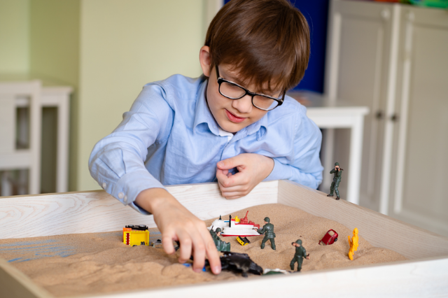 un bambino fa la sandtray therapy articolo di theresa fraser per la rivista play therapy italia