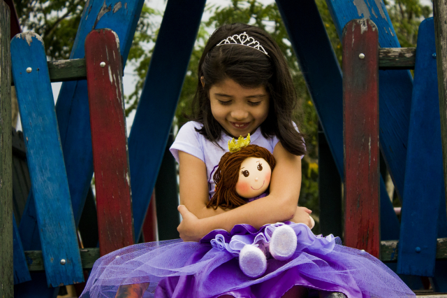 bambina tiene una bambola in mano articolo di isabella cassina per la rivista play therapy italia