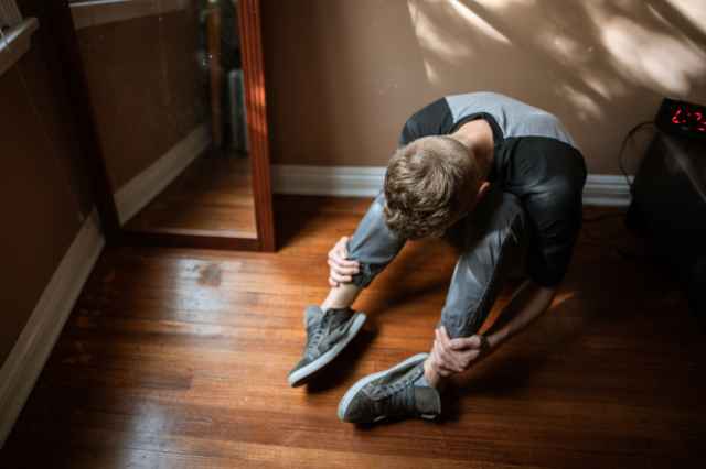 bambino traumatizzato seduto a terra