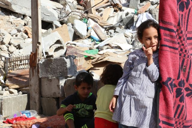 tre bambini in un contesto post-terremoto