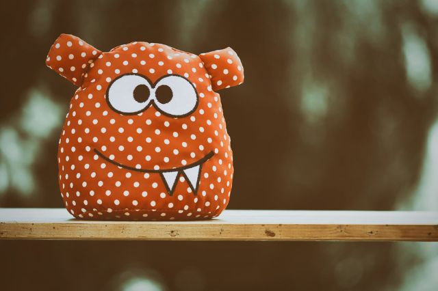 un personaggio rotondo e arancione a puntini bianchi